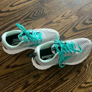 Running sneakers size 6. Brooks
